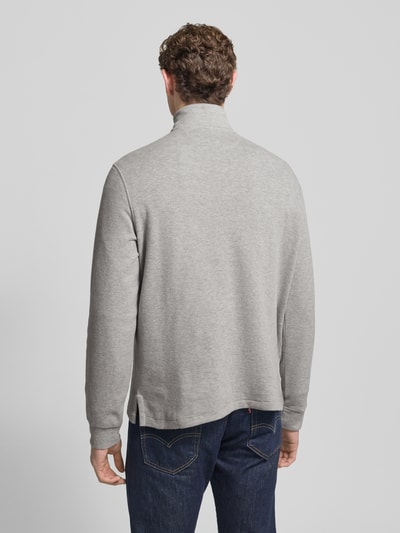Männermodel trägt Sweatshirt mit Stehkragen von Polo Ralph Lauren in Grau, Reine Baumwolle, Regular-Fit, Rückenlänge 71 cm, Ganzkörperansicht Rückansicht.