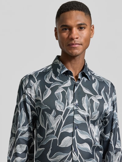 Männermodel trägt Loose Fit Business-Hemd aus Viskose Modell 'Matty' von JOOP! Collection mit Allover-Blattmuster, Nahaufnahme Oberkörper.