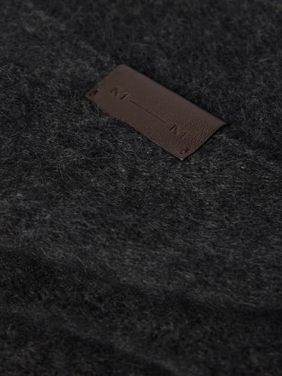 Produktfoto, Schal aus Lama-Mix mit Kaschmir-Anteil Modell 'Palo' von MM by Max Mara, dreieckige Passform, Strick-Optik, dunkelgraue Textur