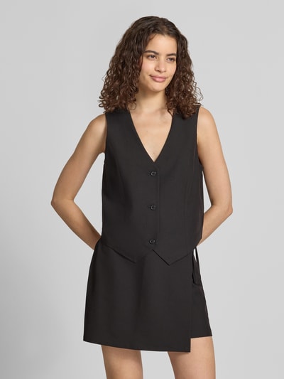 Frauenmodel trägt schwarze Regular Fit Anzugweste mit Viskose-Anteil Modell 'BOSELLA' von PIECES, schlichtes Design, Ganzkörperansicht von vorne.
