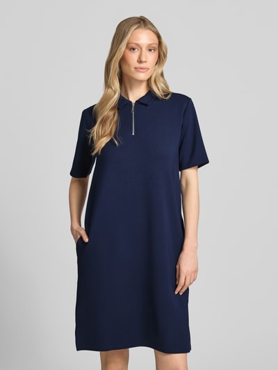 Frauenmodel trägt Polokleid mit kurzem Reißverschluss von Christian Berg Woman in Dunkelblau, Material-Mix mit Modal-Anteil, Gerader-Schnitt, Midikleid, Polokragen, Rückenlänge bei Größe S 96 cm, Brustweite 48 cm, Ärmellänge 25 cm, Ganzkörperansicht von vorne.