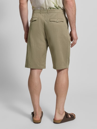 Männermodel trägt Regular Fit Shorts mit Gesäßtaschen Modell 'TAYLOR' von Guess, Lyocell-Mix, khaki, Ganzkörperansicht Rückansicht.