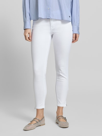 Frauenmodel trägt Jeans in 7/8-Länge Modell 'Italy' von Buena Vista, Baumwoll-Mix mit Stretch-Anteil, Slim-Fit, Ganzkörperansicht von vorne.