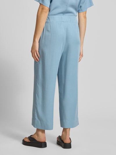 Frauenmodel trägt Weite Hose aus Lyocell von Marc O'Polo Denim, Optik: Unifarben, Regular-Fit, Bundabschluss elastisch, Ganzkörperansicht Rückansicht.