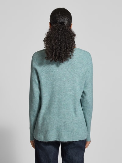 Frauenmodel trägt Regular Fit Pullover mit V-Ausschnitt Modell 'CREWLEFILE' von Vero Moda, Optik: unifarben, Materialverarbeitung: Rippstrick, Farbe hellblau, Langarm, Ganzkörperansicht Rückansicht.