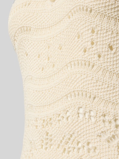 Produktfoto, kremowy kolor, wzór ażurowy, wyraźna faktura dzianiny, Knielanges Strickkleid mit kurzer Knopfleiste Modell 'ILANY' von MC2 Saint Barth, czysta bawełna, krój slim fit, długość do kolan, okrągły dekolt