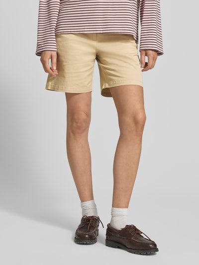 Frauenmodel trägt Bermudas mit Gesäßleistentaschen von Gant, gelb, Baumwoll-Mix mit Stretch, Straight Fit, Nahaufnahme Oberkörper bis Knie.