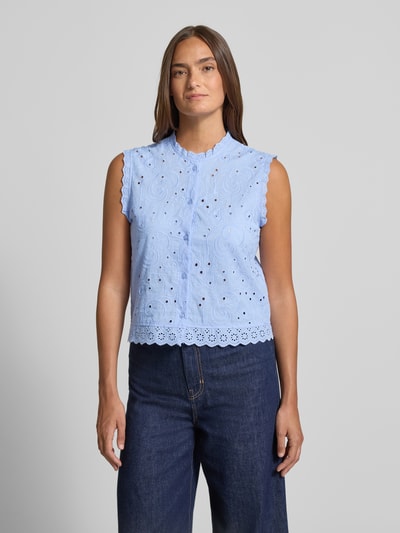 Frauenmodel trägt Relaxed Fit Blusentop aus reiner Bio-Baumwolle Modell 'EMILY' von Vero Moda in Hellblau mit Lochstickerei, unifarben, ohne Ärmel, Rundhalsausschnitt, Knopfleiste, leichte Stoffstruktur, Ganzkörperansicht von vorne.
