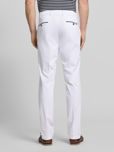 Männermodel trägt Regular Fit Chino mit Eingrifftaschen Modell 'Peaker' von Hiltl aus weißem Baumwoll-Elasthan-Mix, Ganzkörperansicht Rückansicht. Bundweite bei Größe 50: 45 cm, Innenbeinlänge 84 cm.