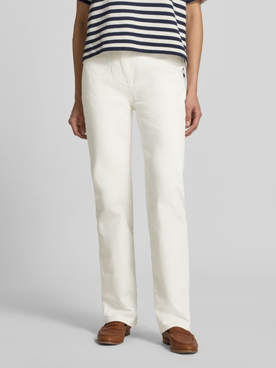 Frauenmodel trägt Straight Fit Jeans aus Baumwoll-Mix von Lacoste in Weiß mit glatter Textur, Ganzkörperansicht von vorne, Damen Straight Fit Jeans von Lacoste.