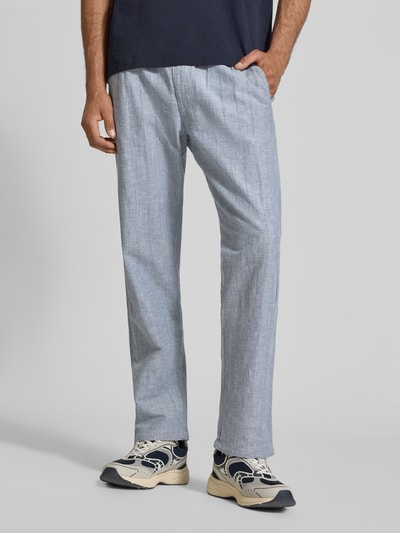 Männermodel trägt Relaxed Fit Hose aus Baumwoll-Leinen-Mix Modell 'KANE' von Jack & Jones in Hellblau, lockerer Schnitt, sichtbarer Tunnelzug, seitliche Taschen, Gesäßtasche, texturierte Oberfläche, Kontext: Herren Hose, Bundweite 41 cm, Innenbeinlänge 77 cm, Ganzkörperansicht von vorne.