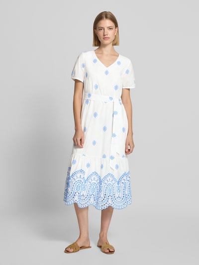 Frauenmodel trägt Midikleid mit Lochstickerei und Bindegürtel von MORE, weiß-blau, Baumwoll-Mix, A-Linie, Allover-Look, Ganzkörperansicht von vorne.