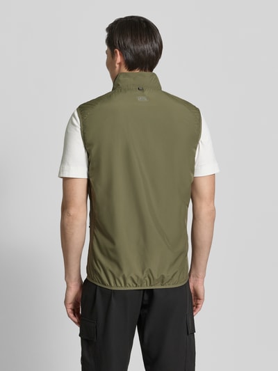 Männermodel trägt Regular Fit Weste mit gefüttertem Stehkragen von camel active in Olivgrün, elastischer Bund, Rückenansicht, Ganzkörperansicht Rückansicht. Rückenlänge 64 cm, Schulterbreite 45 cm, Brustweite 60 cm, Reißverschluss, Brusttasche, Eingrifftaschen.