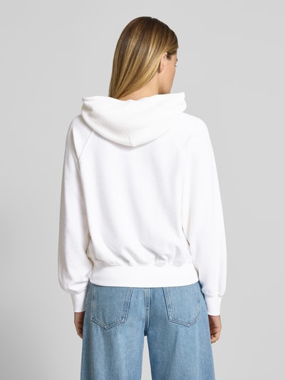 Frauenmodel trägt Regular Fit Hoodie mit Polo-Bear-Print von Polo Ralph Lauren, weiß, Frottee, Kapuze, langarm, Ganzkörperansicht Rückansicht.