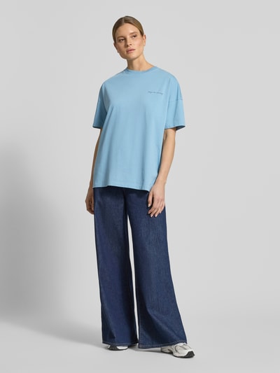 Frauenmodel trägt Oversized T-Shirt aus reiner Baumwolle von Marc O'Polo Denim, Optik: Unifarben, Passform: Oversized, Foto-Print, Rundhals, Ärmelform: Kurzarm, Materialverarbeitung: Jersey, Ganzkörperansicht von vorne.