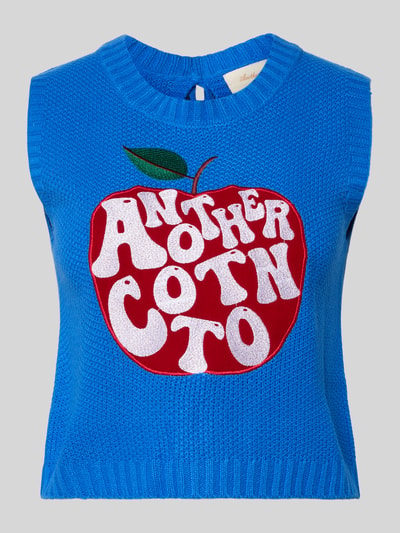 Produktfoto, Regular Fit Weste in Strick-Optik von Another Cotton Lab, okrągły dekolt, wyhaftowane logo, imitacja dzianiny, długość tyłu 34 cm w rozmiarze S, kolor niebieski z czerwonym i białym jabłkiem.