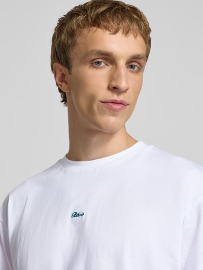Mannelijk model draagt Regular Fit T-Shirt mit Logo-Stitching van BLKVIS, katoen, wit, ronde hals, logo op borst, detailopname bovenlichaam
