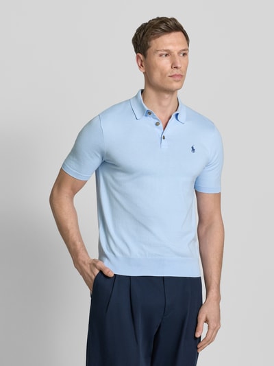 Männermodel trägt Regular Fit Poloshirt aus reiner Baumwolle von Polo Ralph Lauren, Optik: Unifarben, Logo-Detail, Feinstrick, Kurzarm, Polokragen, V-Ausschnitt, Rumpfabschluss gerippt, Ganzkörperansicht von vorne.
