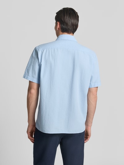 Männermodel trägt Relaxed Fit Freizeithemd aus reiner Baumwolle Modell 'STUART' von SELECTED HOMME, hellblau, Rückenpasse, Kurzarm, Ganzkörperansicht Rückansicht.