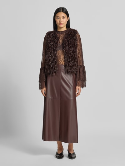 Frauenmodel trägt Slim Fit Langarmbluse in Spitzen-Optik von VM by Vera Mont in Dunkelbraun, kombiniert mit braunem Rock, Ganzkörperansicht von vorne.