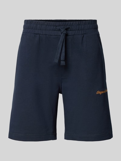 Produktfoto, Shorts mit Label-Stitching Modell 'KARL' von Jack & Jones aus dunkelblauem Baumwoll-Mix, Relaxed-Fit, elastischer Bund mit Kordelzug, seitliche Eingrifftaschen, sauber genähte Textur, Bundweite 42 cm, Innenbeinlänge 20 cm.