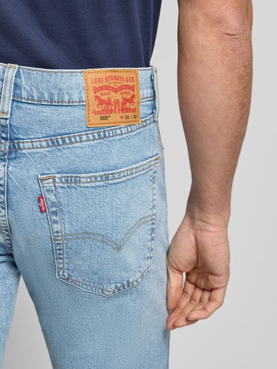Mężczyzna nosi Straight Fit Jeans mit 5-Pocket-Design od Levi's®, jasnoniebieski denim, bawełna z elastanem, detal tylnej kieszeni, zbliżenie tyłu.