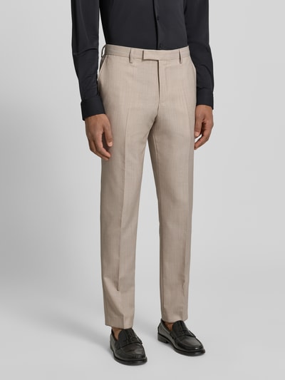 Męski model nosi Anzughose aus Schafswoll-Mix Modell 'Ryan' von Pierre Cardin, krój slim fit, kanty, kieszenie z tyłu, beżowy, długość wewnętrzna nogawki 81 cm, szerokość w rozmiarze 50: 38 cm, Ganzkörperansicht von vorne.