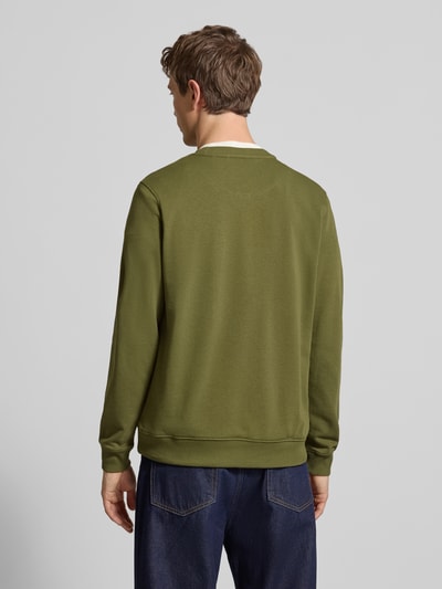 Männermodel trägt Regular Fit Pullover mit Logo-Stitching Modell 'Kane' von Blend in Olivgrün, Baumwoll-Mix, Rückenansicht, Ganzkörperansicht.