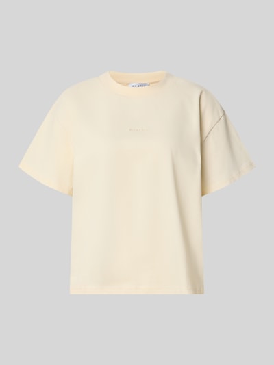 Produktfoto, T-Shirt mit Logo-Stitching Modell 'Ella' von OH APRIL aus reiner Baumwolle in Creme, Boxy Fit, Rundhalsausschnitt, glatte Struktur