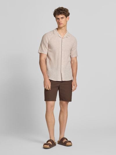 Männermodel trägt Regular Fit Bermudas aus Baumwoll-Leinen-Mix Modell 'LINUS' von Only & Sons, Optik: Unifarben, Ganzkörperansicht von vorne.