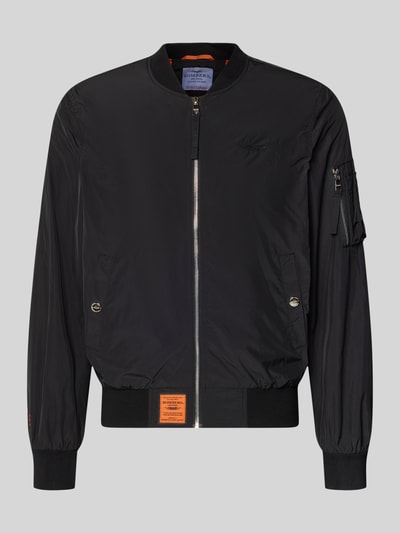 Produktfoto, Bomberjacke mit Label-Patch und Eingrifftaschen von Original Bombers in Schwarz mit Reißverschluss, Reißverschlusstasche am Ärmel, gerader Schnitt, gerippte Abschlüsse, Größenangaben für Herren.