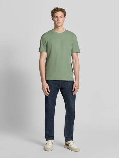 Männermodel trägt Regular Fit T-Shirt aus Baumwoll-Mix von Tom Tailor Denim, Optik: Unifarben, Rundhals-Ausschnitt, Kurzarm, Material: Baumwoll-Mix, Ganzkörperansicht von vorne.