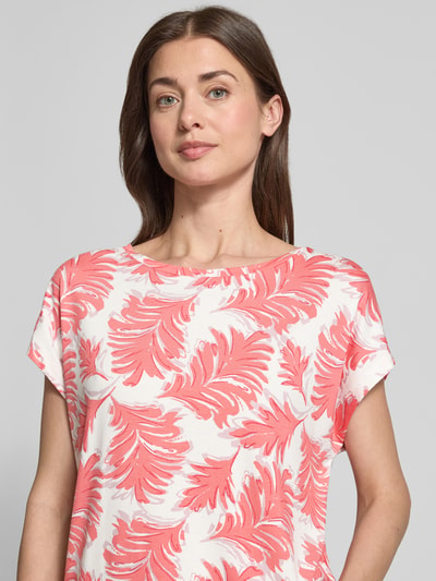 Frauenmodel trägt Regular Fit T-Shirt aus Viskose-Mix von Tom Tailor mit Optik:Allover-Muster floral, U-Boot-Ausschnitt, Stretch, Nahaufnahme Oberkörper.
