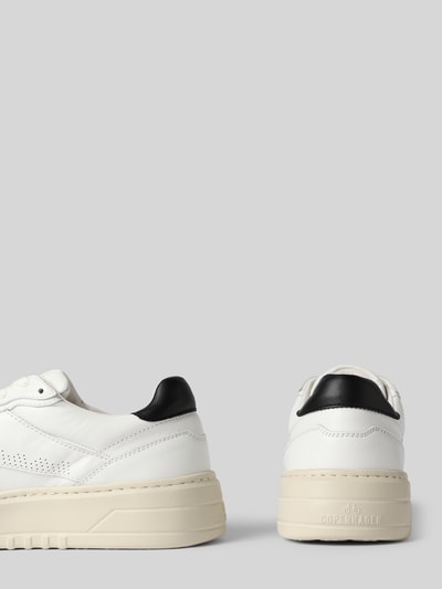 Produktfoto, Sneakersy skórzane z zaokrąglonym czubkiem, wiązanie, detal z logo, model 'CPH89M' od Copenhagen, wysokość obcasa 4 cm, wysokość cholewki 5 cm, szerokość w rozmiarze 44: 8 cm, kolor biały z czarnym detalem