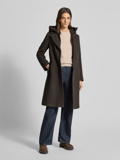 Frauenmodel trägt Regular Fit Wollmantel mit Kaschmir-Anteil Modell 'MIRA' von Cinque, Schurwoll-Mix, Kapuze, Reißverschluss, Reverskragen, Knopfverschluss, Eingrifftaschen, dunkle Farbe, glatte Textur, Ganzkörperansicht von vorne. Rückenlänge 101 cm, Schulterbreite 39 cm, Brustweite 52 cm, Ärmellänge 65 cm bei Größe 36.