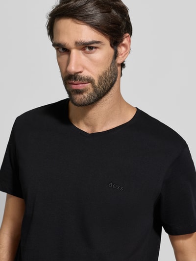 Männermodel trägt T-Shirt mit V-Ausschnitt im 2er-Pack Modell 'ComfortS' von BOSS, reine Baumwolle, unifarben, Nahaufnahme Oberkörper.