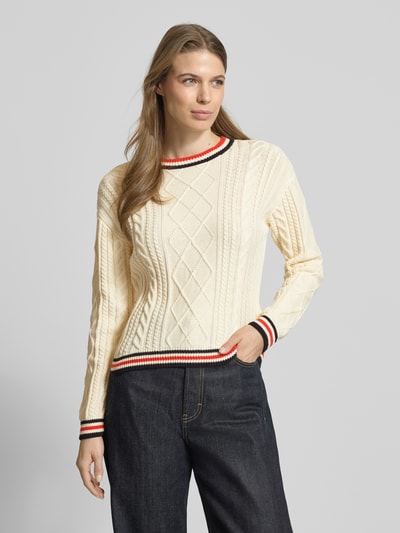 Frauenmodel trägt Strickpullover mit Zopfmuster von Jake*s Casual in Creme mit kontrastiven Abschlüssen, reine Baumwolle, körpernaher Schnitt, Rundhalsausschnitt, Ganzkörperansicht von vorne.
