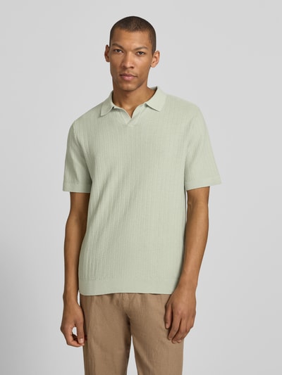 Męsklmodel nosi Regular Fit Poloshirt aus Baumwoll-Leinen-Mix Modell 'MATTIS' von SELECTED HOMME, efekt: jednolity kolor, z fakturą, kołnierzyk polo, dekolt w serek, krótki rękaw, mieszanka bawełny i lnu, naszywka z logo; Ganzkörperansicht von vorne.