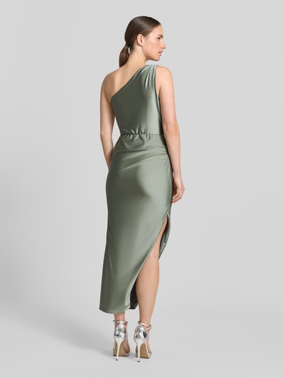 Frauenmodel trägt Cocktailkleid im One-Shoulder-Look von Swing aus Material-Mix mit Stretch-Anteil, figurbetonter Schnitt, Midikleid, dezente Raffung, glatte Textur, Rückenlänge 122 cm bei Größe 36, ganzkörperansicht Rückansicht.
