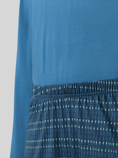 Männermodel trägt Regular Fit Pyjama-Set aus reiner Baumwolle von Schiesser, Blautöne, elastischer Bund, Detailaufnahme, Nahaufnahme Oberkörper.