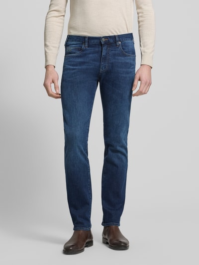 Männermodel trägt Jeans mit Eingrifftaschen von Emporio Armani in Blau, Baumwoll-Elasthan-Mix, Slim-Fit, Knopf-Reißverschluss, Ganzkörperansicht von vorne.