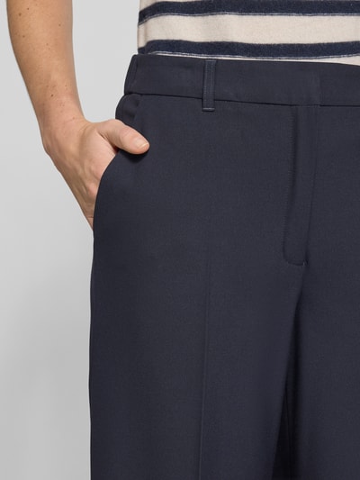 Frauenmodel trägt Wide Leg Stoffhose mit Bügelfalten von s.Oliver BLACK LABEL, Optik: Unifarben, seitliche Eingrifftaschen, Nahaufnahme Oberkörper.