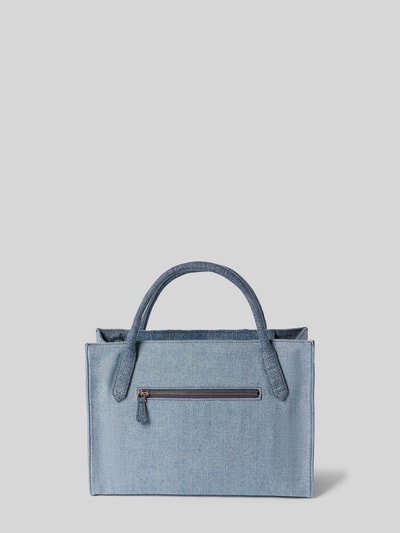 Produktfoto, Tote Bag mit Viskose-Anteil Modell 'Jodi' von Guess, Denim-Optik, Logo-Detail, Hauptfach mit Reißverschluss, Material-Mix, Breite 34 cm, Länge 24 cm, Tiefe 11 cm, Schulterriemen 110 cm, hellblaue Farbe, rechteckige Form, strukturierte Oberfläche