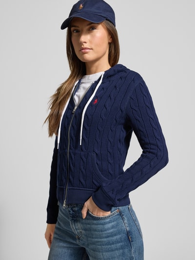 Vrouwenmodel draagt Regular Fit gebreid jack met ritssluiting van Polo Ralph Lauren, puur katoen, capuchon, tunnelkoord, labelstitching, steekzakken, ribboorden, donkerblauw, Ganzkörperansicht van voren.