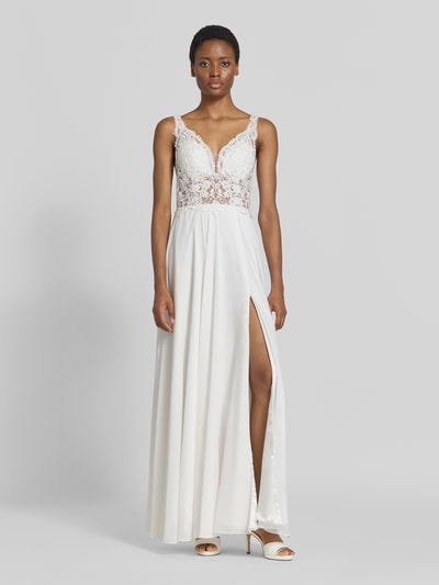 Frauenmodel trägt Brautkleid mit floralem Stitching von Mascara, kwiatowy haft, krój taliowany, dekolt w serek, półprzezroczysty materiał, bez rękawów, długość tyłu w rozmiarze 36: 135 cm, szerokość w rozmiarze 36: 34 cm, Ganzkörperansicht von vorne
