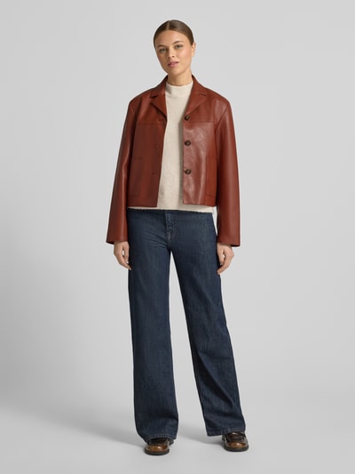 Frauenmodel trägt Jacke in Leder-Optik Modell 'SABI' von Mango, Regular-Fit, Reverskragen, Knopfleiste, Eingrifftaschen, braun, Ganzkörperansicht von vorne.