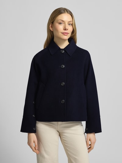Vrouwenmodel draagt Relaxed Fit Jacke aus Woll-Mix mit Umlegekragen van Blonde No. 8 in donkerblauw met steekzakken, knoopsluiting, platte kraag, wolmix, relaxed fit, ruglengte 61 cm, schouderbreedte 45 cm, borstwijdte 47 cm, mouwlengte 55 cm, ganzekörperansicht van voren.