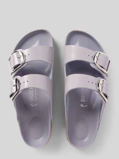 Produktfoto, Hausschuhe aus echtem Leder Modell 'Arizona' von Birkenstock in zartem Fliederton, abgerundete Passform, Logo-Detail, 3 cm Absatzhöhe bei Größe 40
