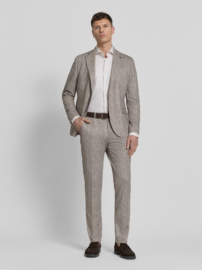 Männermodel trägt Herren 2-Knopf-Sakko Slim-Fit Modell 'Nick' von Zuitable aus Material-Mix mit Baumwoll-Anteil, Ganzkörperansicht von vorne. Rückenlänge 73 cm, Schulterbreite 43 cm, Ärmellänge 65 cm, beige meliert, feine Struktur, Reverskragen, Pattentaschen.