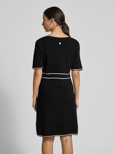 Frauenmodel trägt Regular Fit Kleid aus Viskose-Mix Modell 'Kirla' von JOOP! in Schwarz mit Strick-Optik, Halbarm, Logo-Stitching, Ganzkörperansicht Rückansicht. Rückenlänge 91 cm, Brustweite 45 cm, Ärmellänge 30 cm.
